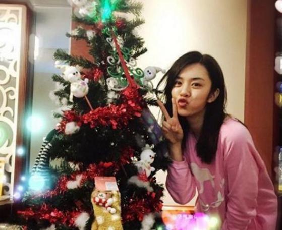 参观王晓晨现实中的家，客厅沙发比床还大，工作累了能在客厅睡觉