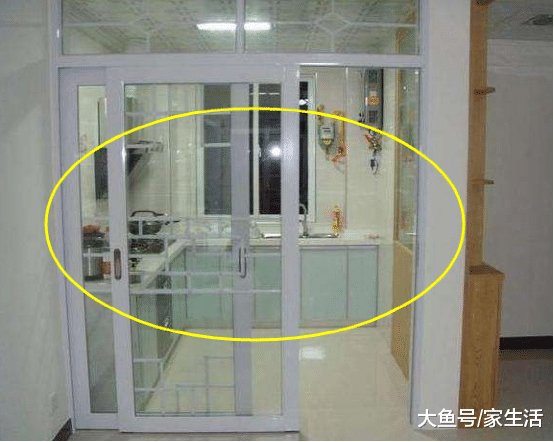 厨房装推拉门，每次做饭油烟都挡不住，聪明人早都装这种了