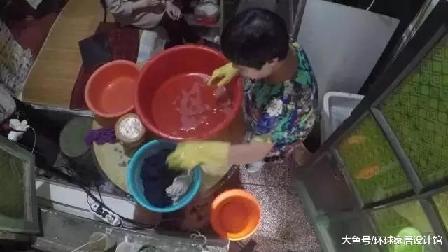 北京版棺材房，18㎡没厕所，两对夫妻睡上下铺，魔法改造变5室！