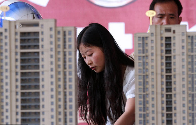 高杠杆买房悉数被套, 业主: 半年降价30万, 还是没卖出去