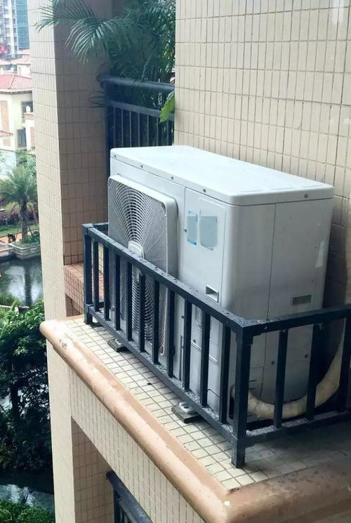 空调外机卡墙和窗户玻璃缝中，距离不到10公分！要夸师傅安装技术好？