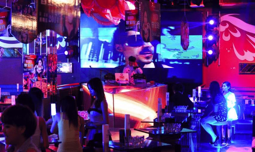 “最保守DJ”小姐姐厉害了，胸以下22圈“面条”，网友：保守的性感最致命！