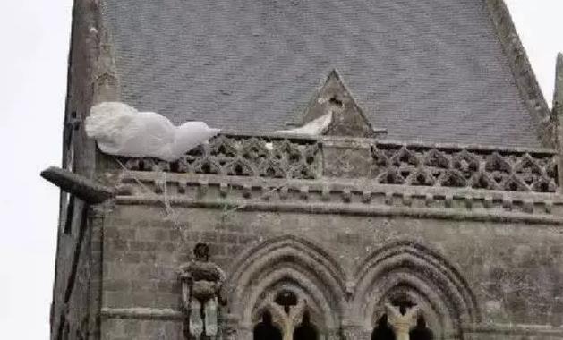 二战中最强“装死男”，空降时被挂在塔尖，一挂就是整整75年