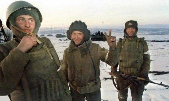 部队为啥不让用手机？一张士兵自拍照，竟让俄罗斯损失数百亿！