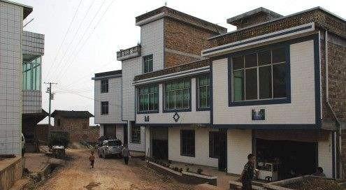 在农村买房，房子建在别人的地基上是租还是买比较好？