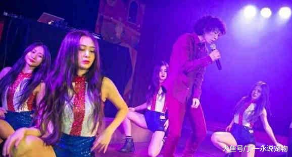 刘德华演唱会到场13万人，他的到场7人，而她没唱完就开始打扫