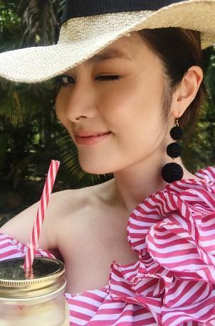 百亿富豪追了她16年，坐月子花费400万，今45岁似冻龄少女