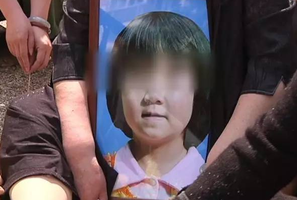 女孩在池塘玩耍，水深只没过鞋面，大家都不淡定了