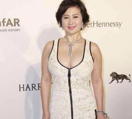 不到一年亏掉千亿，却依然花几亿办生日宴会，包机请来几百个富豪