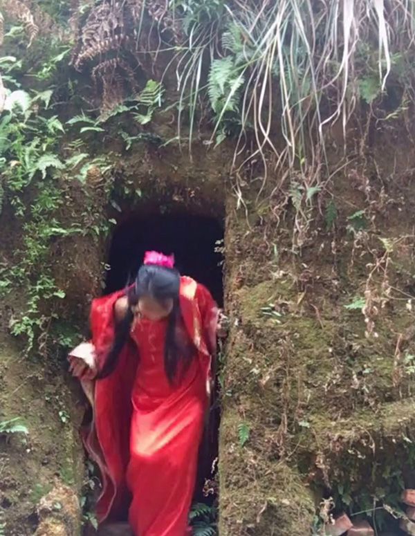 女子为了治病，穿着婚纱进了山洞，只为摆脱噩梦