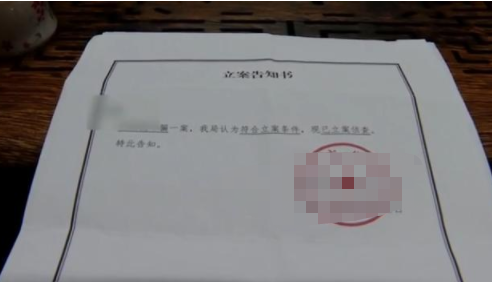 恋爱一个月男子送手机给女友，女友被贷款60万