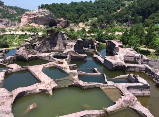 海盗大本营，800年前曾被海盗占据，有1300个藏宝洞