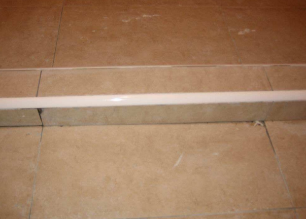 厨房和卫生间玻璃胶发霉，师傅教你这个方法补救，立马洁白如初