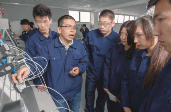 老师傅带亲戚做学徒，快出师时却被辞退，老板：不要工资也不留