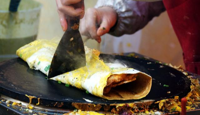 煎饼老爸救了个小偷，几年后，对方在千里之外还他一个儿媳