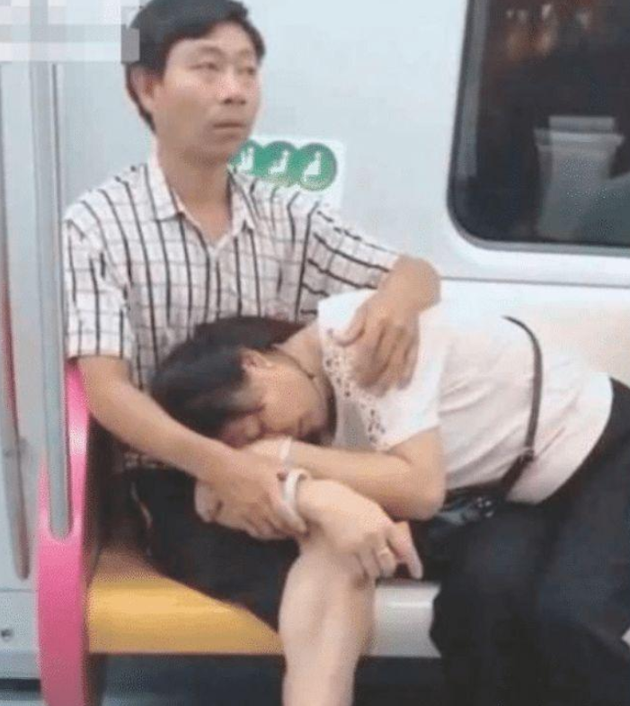 抖音“丈夫搂妻子入睡”火了，看到丈夫穿的鞋，网友：最高级“炫富”