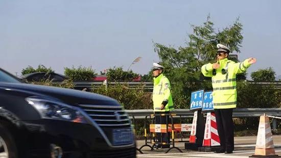 司机看见交警撒腿就跑，扔下价值40万茅台，警察找了1年没人认领