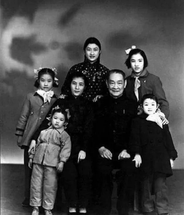 此女子17岁嫁给54岁的人, 为他怀孕16次, 晚年说出了婚后真实生活