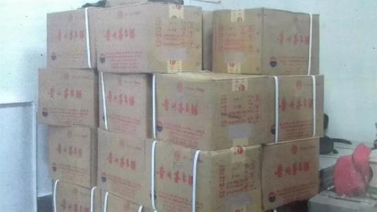 司机看见交警撒腿就跑，扔下价值40万茅台，警察找了1年没人认领