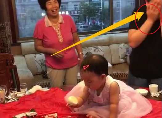 小姑娘“抓周”，一把逮住“它”，下一秒妈妈赶紧捂脸：没法看了