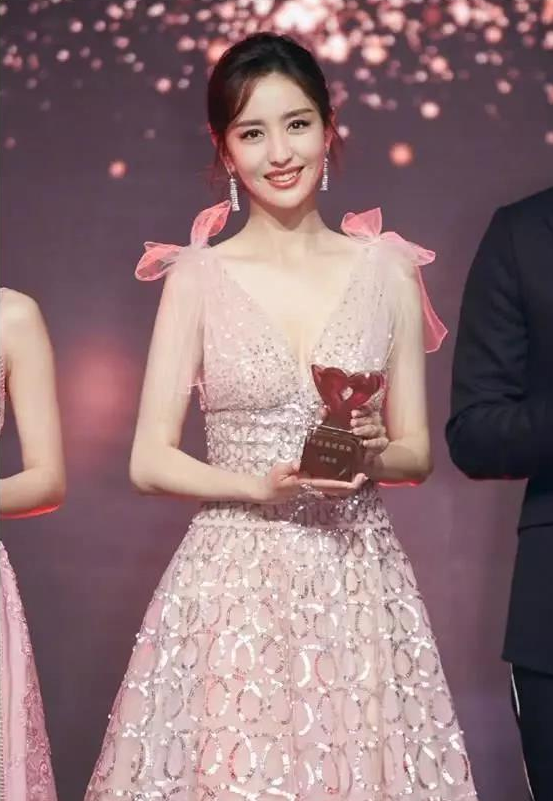 当佟丽娅撞上古力娜扎网友这简直是我见过最明显的对比