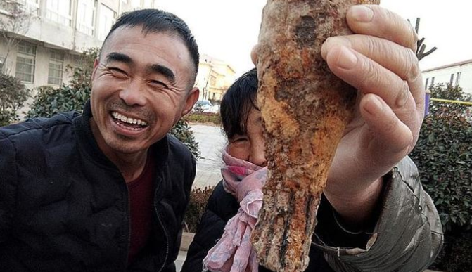 男子在自家挖地，挖出来一块铁疙瘩，找专家鉴定后吓坏了