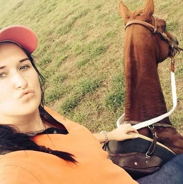 溜个狗竟然遭遇潜伏在路边的“奶猫军团”，还被追逐了足足一公里！