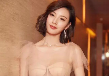 王思聪女友中最性感的一位，原来是她？钟爱透视装