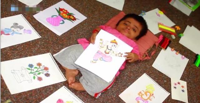 19岁少女一幅画可卖一万元，却只能每天躺在婴儿车里