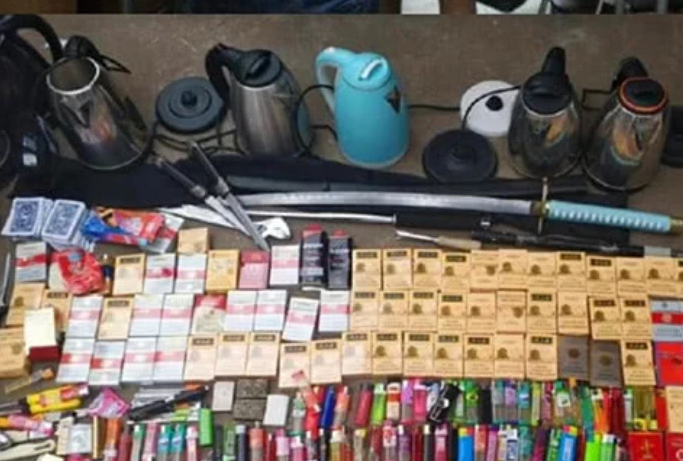 大学宿舍查“违禁品”，男生的能够理解，看到女生宿舍：不敢想象