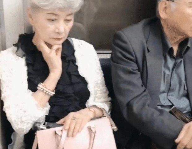 地铁现最美奶奶，有钱的女人不一定有气质，但有气质的一定不差钱