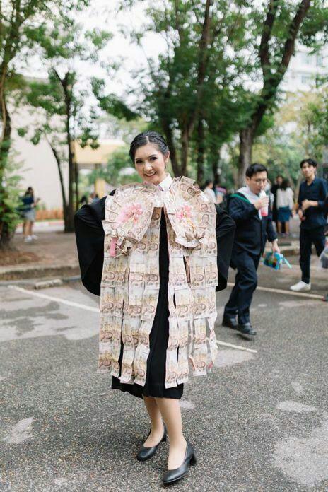 父母为女儿制作“土豪毕业礼服”，同学们羡慕议论