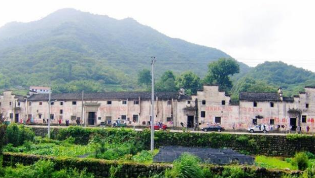 一千根柱子构成的房屋，全村都是真实的豪宅，大户人家