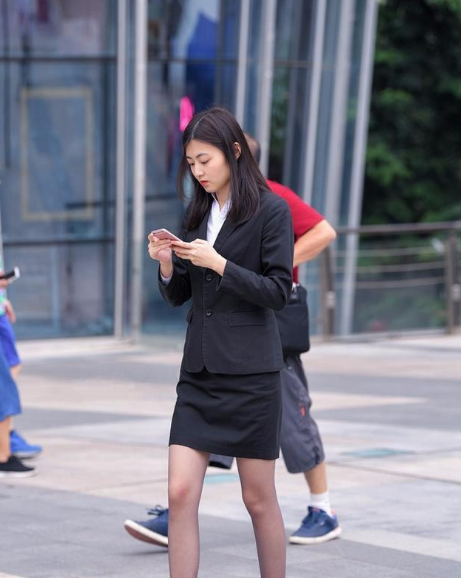 黑色套装街头拍摄，骨感身材十分动人