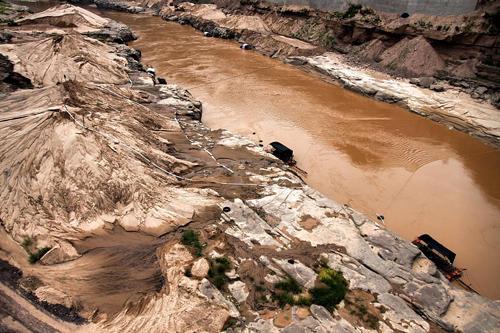 黄河挖出玻璃棺，接近者全都尖叫，寿衣竟仍完好