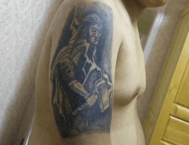 浙江一男子花4千元在手臂上纹＂雷神＂, 看到成品后懵了：认真的吗？