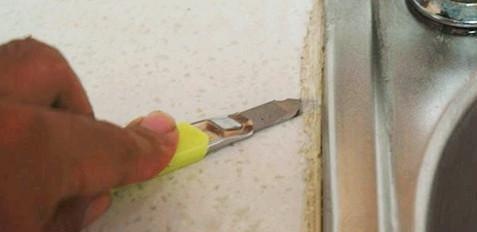 卫生间玻璃胶发霉发黑怎么办聪明人都是这么处理的，简单又管用