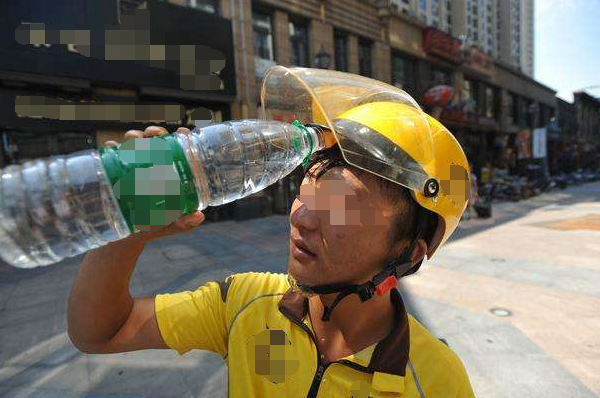 小伙一个月送了1500单外卖，拿到工资条，妻子气哭了