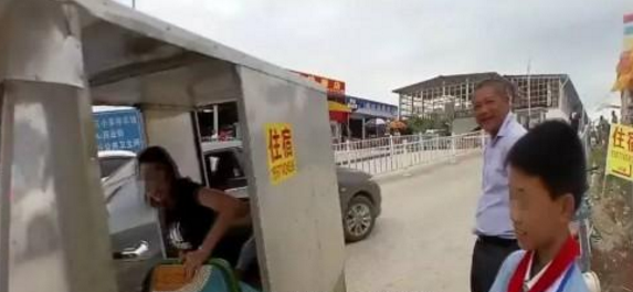 暑假快到了，各位家长需警惕， 12岁外甥敢在大马路上开车载小姨！
