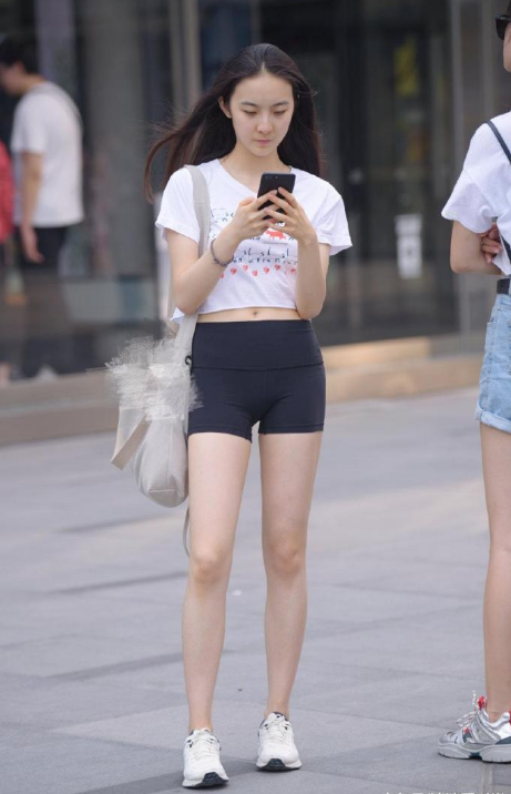 黑色紧致短裤街头拍摄，青春的气息
