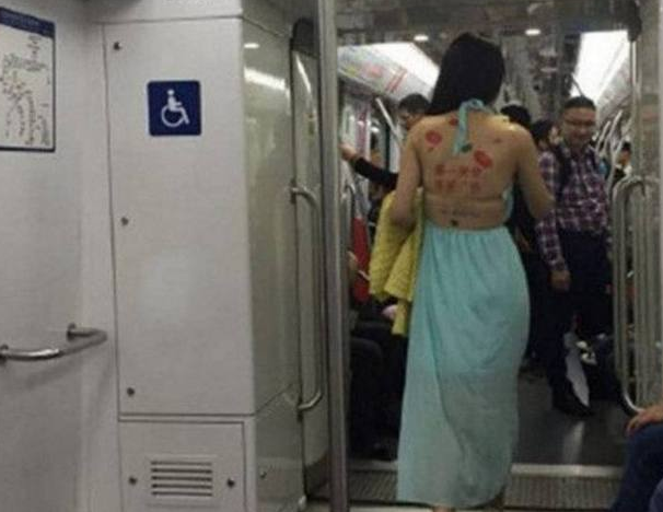 女子乘地铁，炫耀美背，众人一看原来是接广告