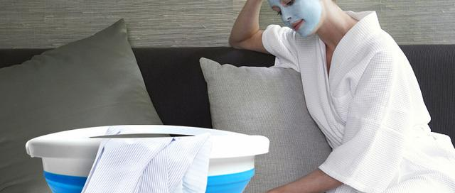 能挂在墙上的可折叠洗衣机，价格不到两百块，洗衣省时还不占地