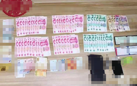 乘客遗失万元财物，的哥连夜寻失主