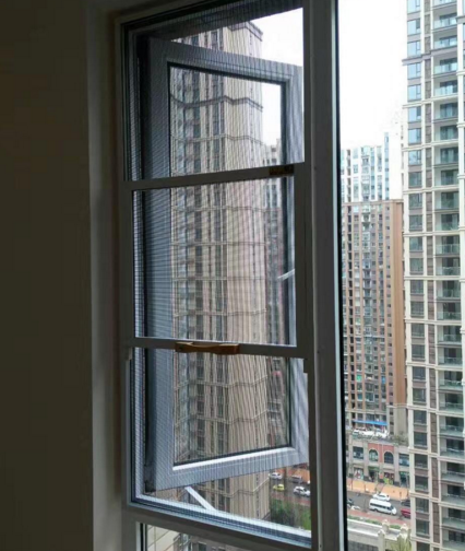 窗户不要再装普通的窗纱了，不坚固还易生锈，现在都流行这种了