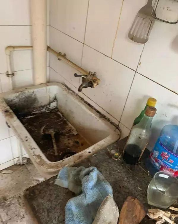 吐了！租客走后，房东进门一看简直要疯！然而还有更令人崩溃的事