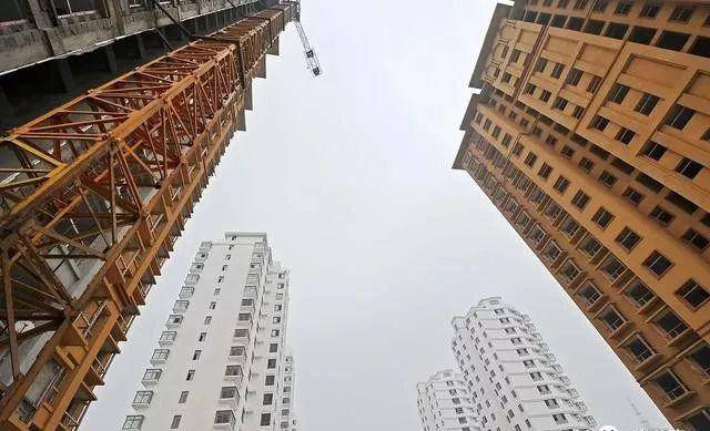 水泥、砂石价格暴涨600%，这个锅谁来背？甩给购房者？