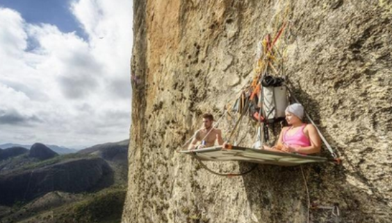 睡在峭壁上是什么感觉，夫妻吃住在半山腰，稍有不慎就坠落