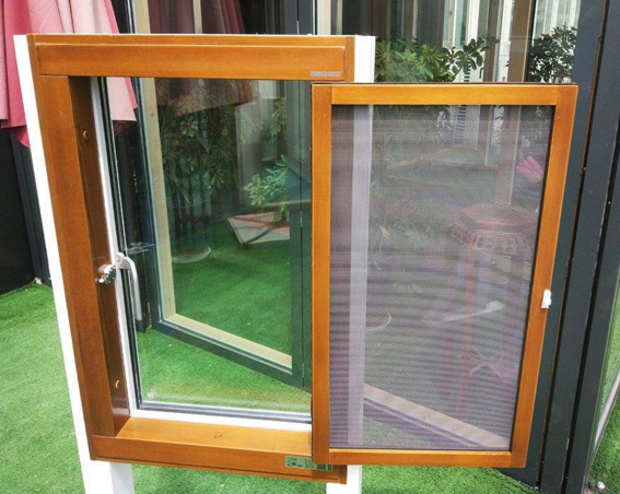 窗户不要再装普通的窗纱了，不坚固还易生锈，现在都流行这种了