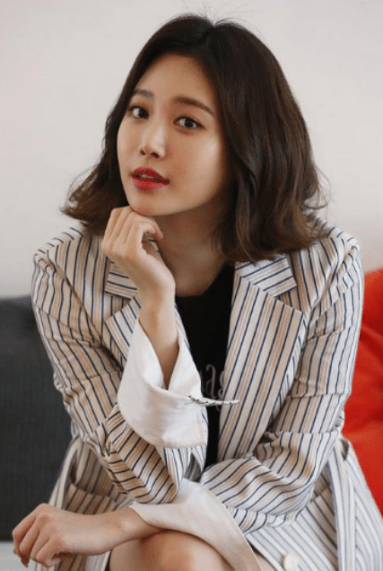 金亚荣也太水灵了!当看到她的那双"炼乳"大长腿, 简直太羡慕了!