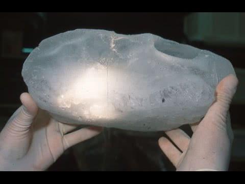 冰冻的尿液从天而降，砸穿屋顶，机场表示免费帮助维修